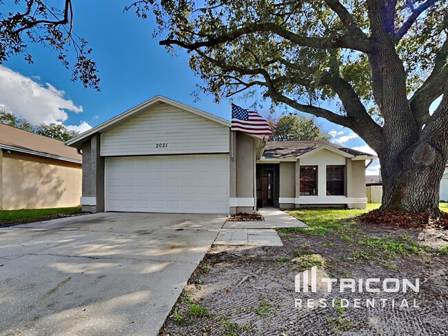 2021 Helm Ln in Valrico, FL - Foto de edificio - Building Photo