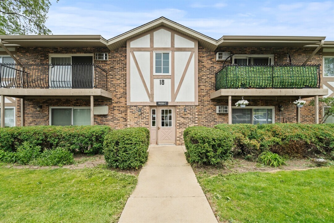 9 S Frontage Rd in Willowbrook, IL - Building Photo