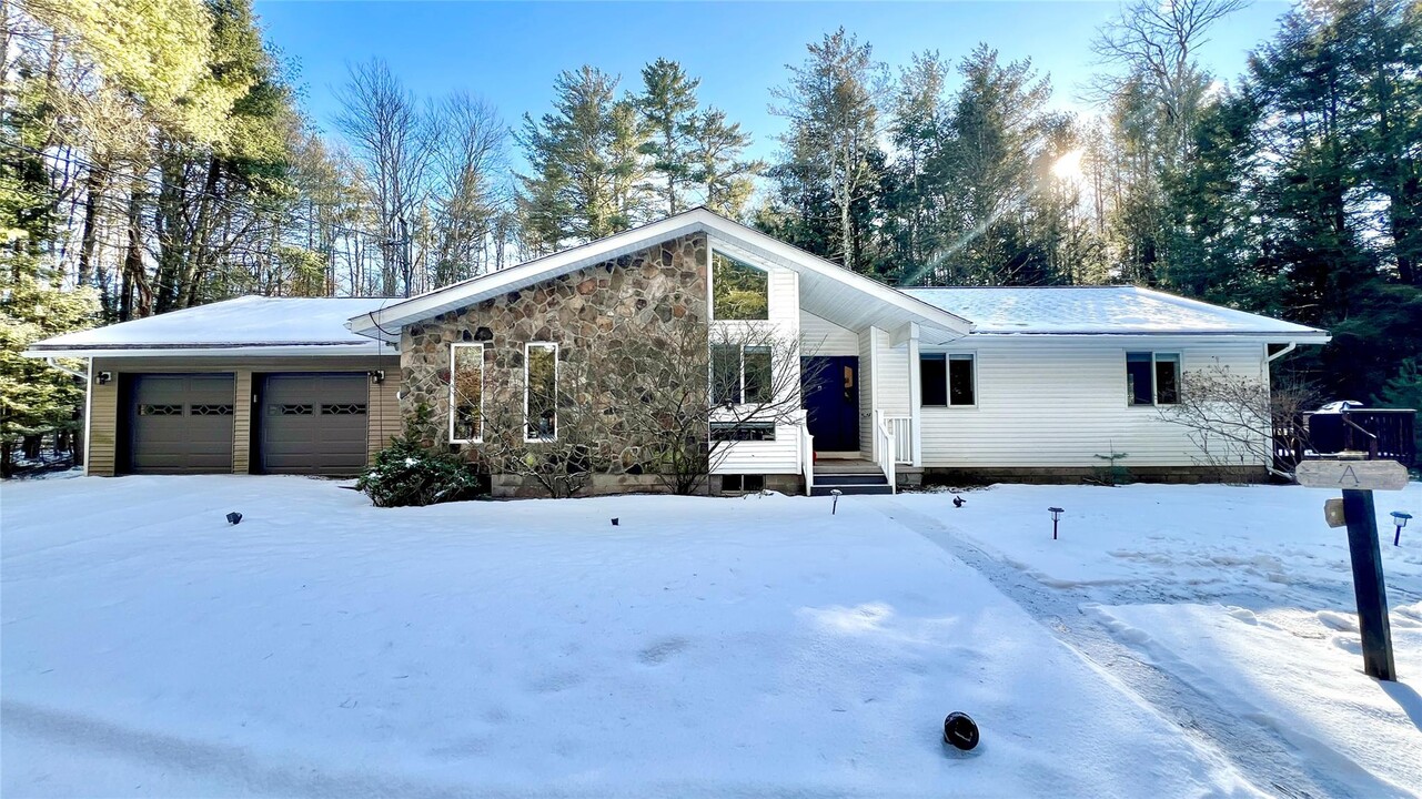 471 Horseshoe Lake Rd in Swan Lake, NY - Building Photo