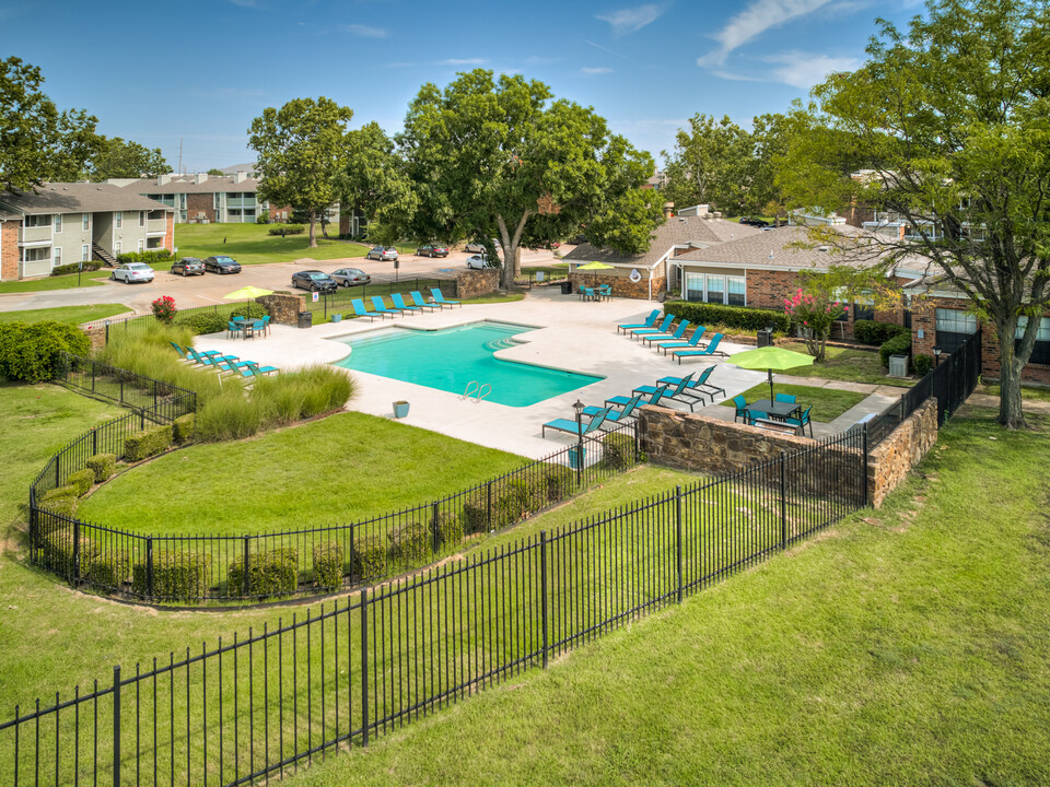 Woodland Oaks in Tulsa, OK - Building Photo