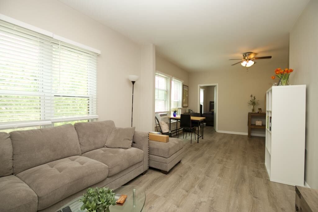 710 W Roscoe St, Unit J03P in Chicago, IL - Building Photo