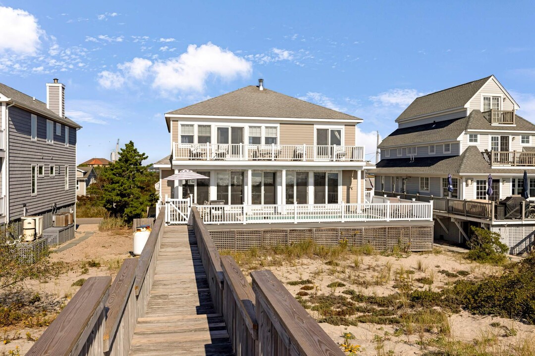 931 Dune Rd in Westhampton Beach, NY - Building Photo