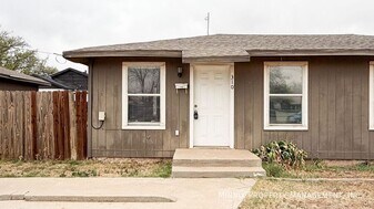310 E Lynn St in Slaton, TX - Building Photo
