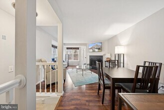 7307 Castleberg Ct in Alexandria, VA - Building Photo - Building Photo