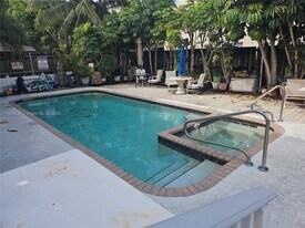 305 SE 12th Ave in Pompano Beach, FL - Building Photo