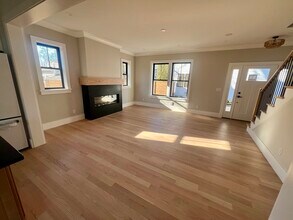 10 Webber Ave in Bedford, MA - Foto de edificio - Building Photo