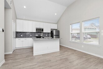 16706 E Hammon in Montgomery, TX - Foto de edificio - Building Photo