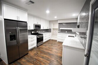 1011 Sam Hill St in Irving, TX - Building Photo - Building Photo