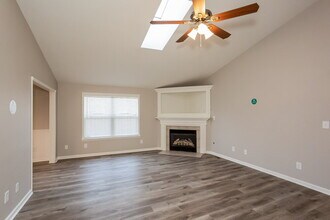 1512 N Hampton Ct in Greenfield, IN - Foto de edificio - Building Photo