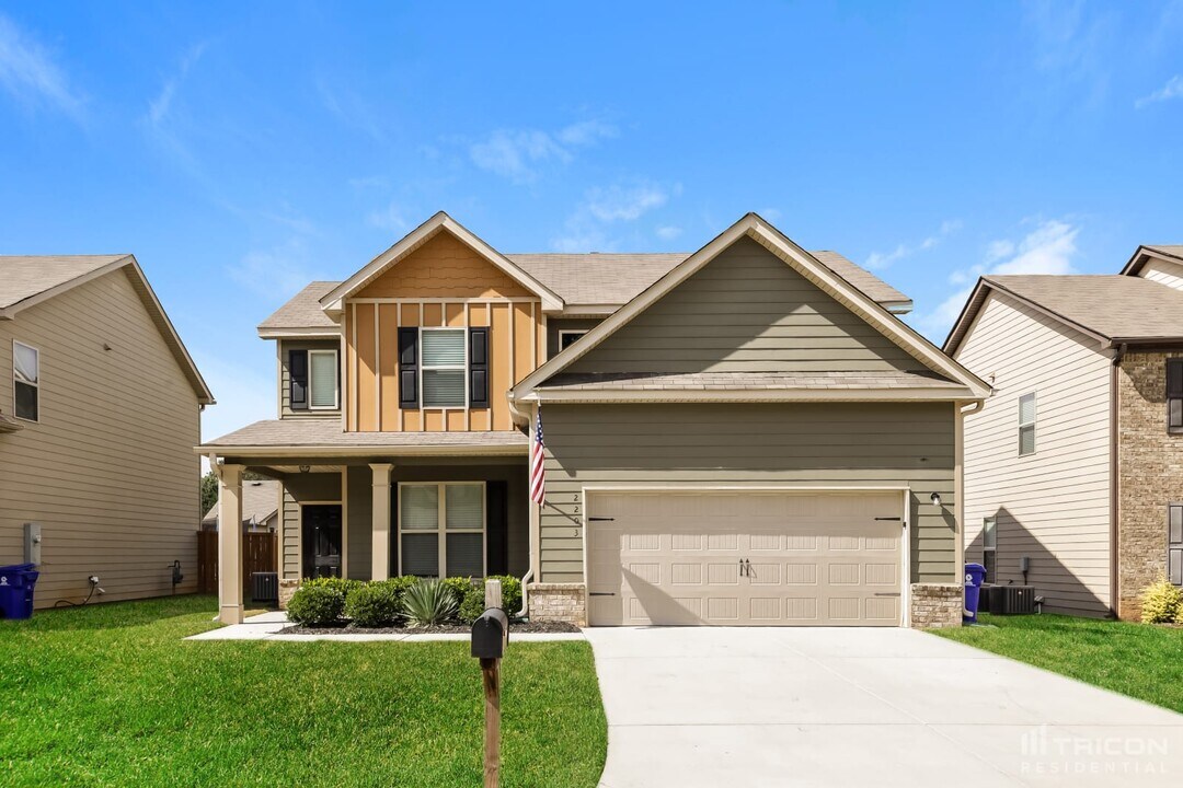 2203 Jenny Dr in Fairburn, GA - Building Photo