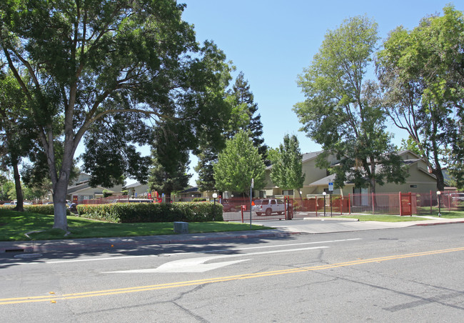 Oakridge Apartments in Oakdale, CA - Building Photo - Building Photo