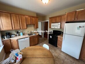 227 Holland St, Unit 1 in Somerville, MA - Foto de edificio - Building Photo