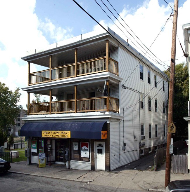 697 Chalkston Ave in Providence, RI - Foto de edificio - Building Photo