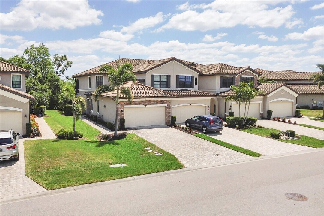 5921 Wake Forest Run in Bradenton, FL - Building Photo