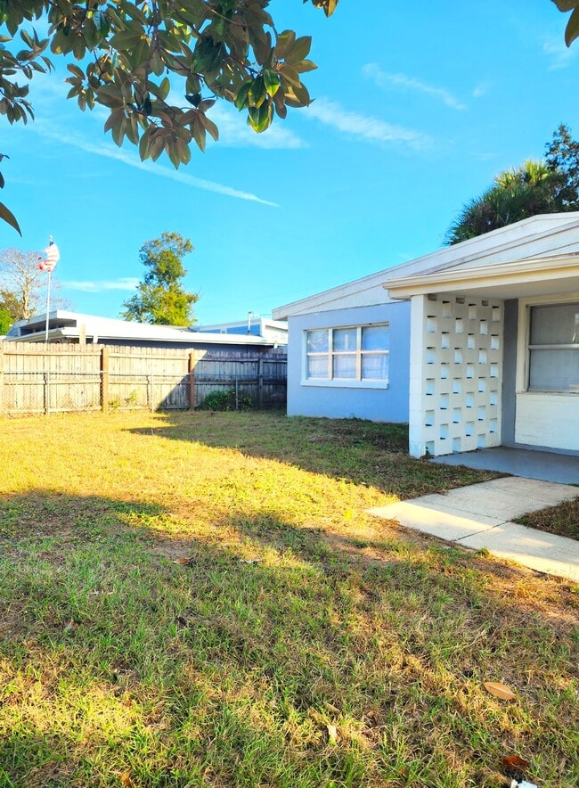 1327 Eugene Black St in Daytona Beach, FL - Building Photo - Building Photo