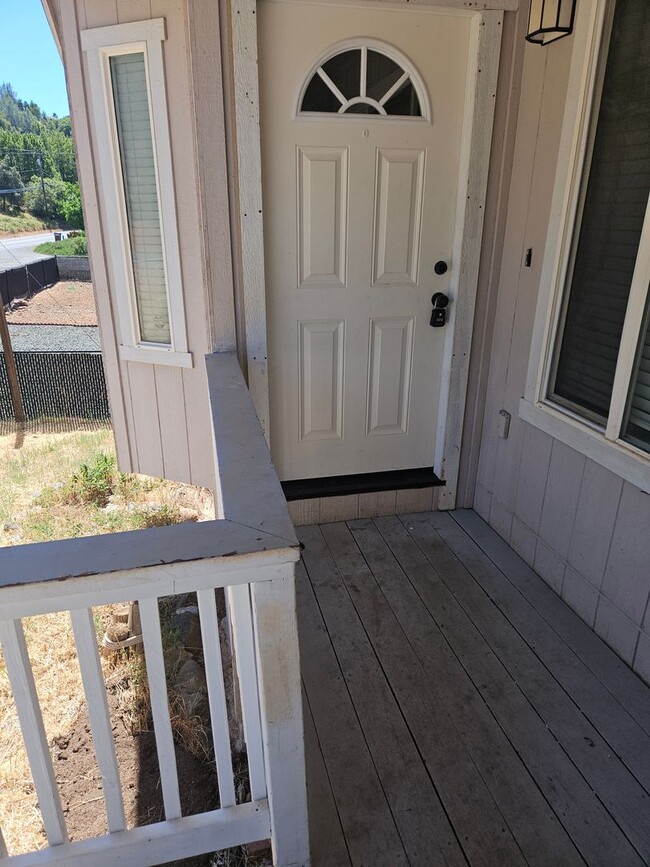 10120 Point Lakeview Rd in Kelseyville, CA - Building Photo - Building Photo