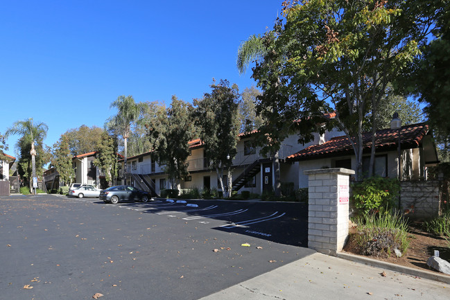 Country Club Creekside in Escondido, CA - Foto de edificio - Building Photo