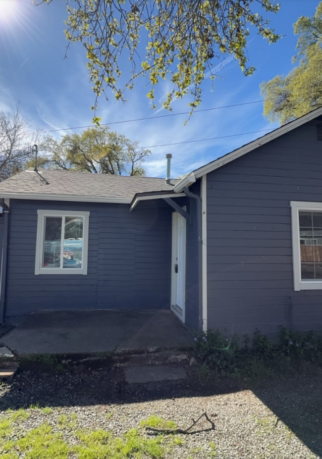 property at 2435 Lakeshore Blvd