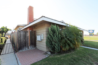 16582 Delton Cir in Huntington Beach, CA - Building Photo - Building Photo