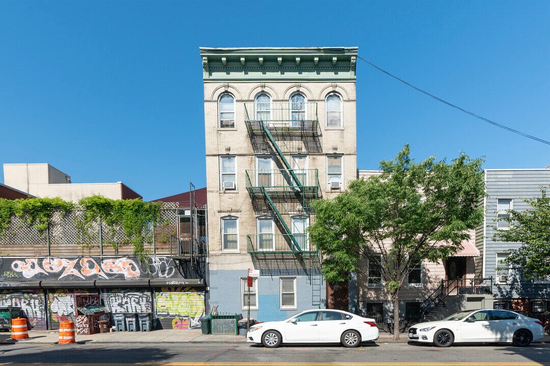 679 Lorimer Street in Brooklyn, NY - Building Photo