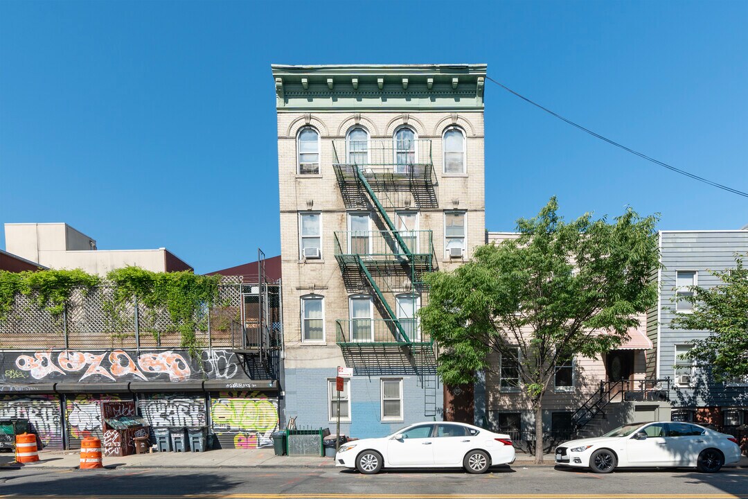 679 Lorimer Street in Brooklyn, NY - Foto de edificio