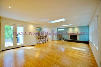 375 Cascade Dr in Fairfax, CA - Building Photo - Building Photo