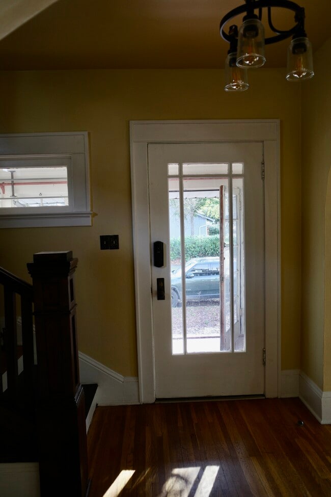 8607 SE Morrison St in Portland, OR - Foto de edificio - Building Photo