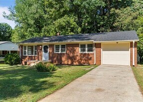 9 Hawthorne Ln in Lexington, NC - Building Photo