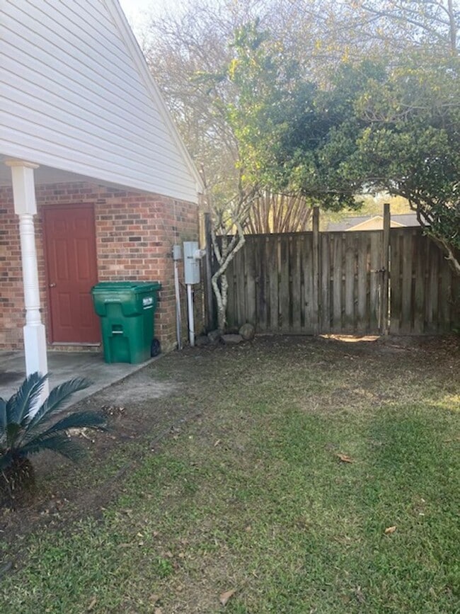 12281 Breezeway Cir in Gulfport, MS - Building Photo - Building Photo