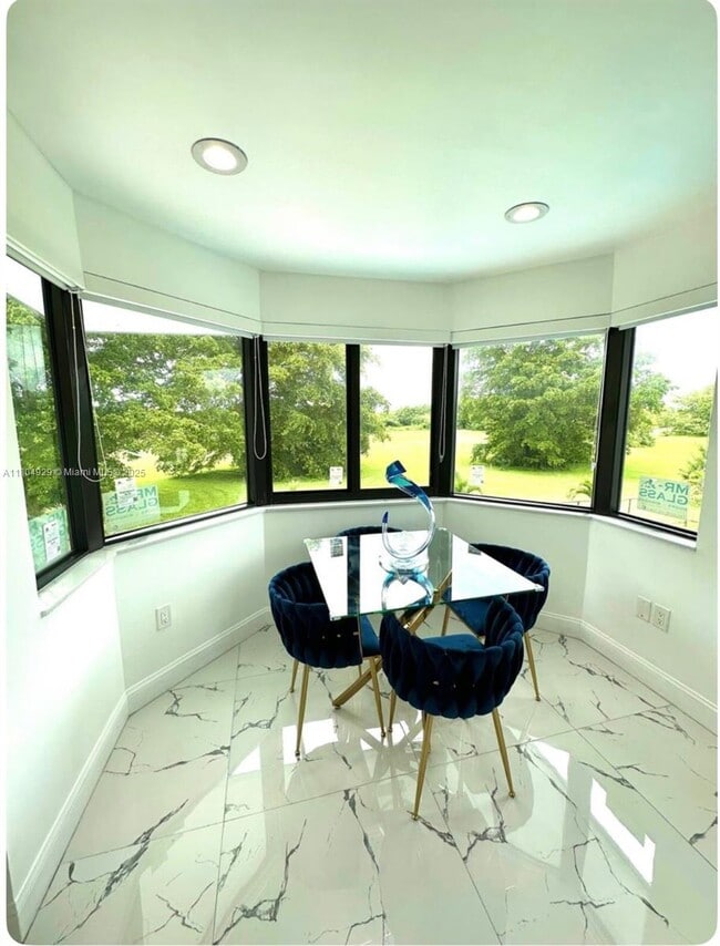 9410 E Calusa Club Dr in Miami, FL - Building Photo - Building Photo