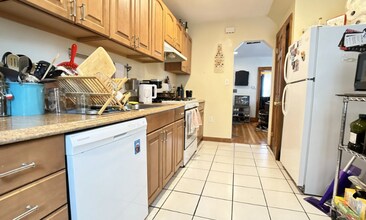 27 South Crescent Circuit, Unit A in Boston, MA - Foto de edificio - Building Photo