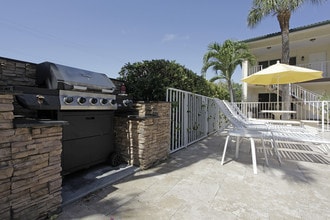 Beach Villas in Deerfield in Deerfield Beach, FL - Foto de edificio - Building Photo
