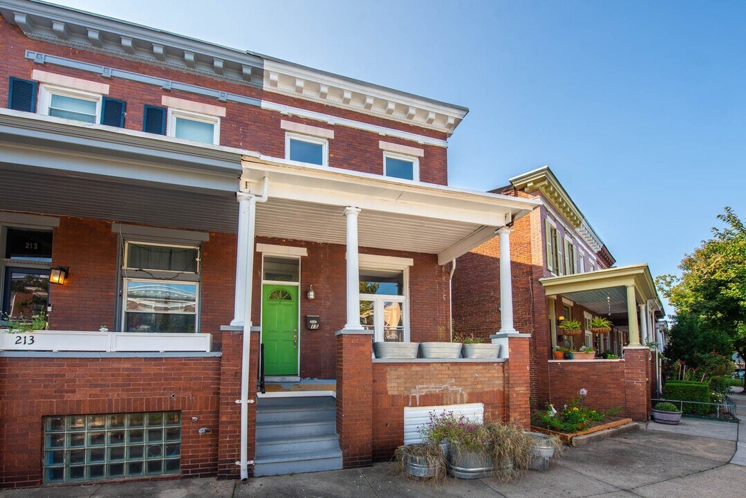 215 W 27th St in Baltimore, MD - Building Photo