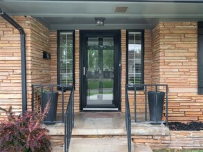 1835 Drakestone Ave in Nichols Hills, OK - Building Photo - Building Photo