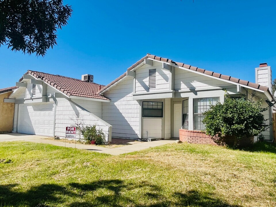 42933 Guyman Ave in Lancaster, CA - Building Photo