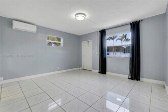 2456 NW 6th St in Pompano Beach, FL - Building Photo - Building Photo