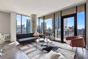 823 N Clark St in Chicago, IL - Building Photo