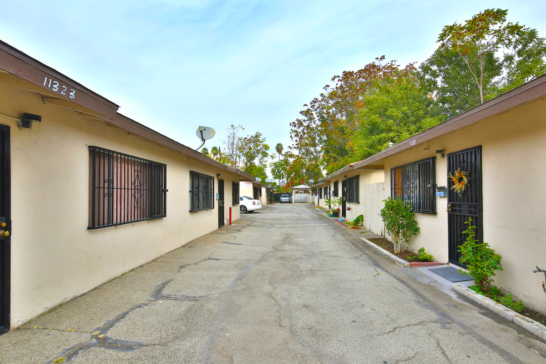 11323-11327 Schmidt Rd in El Monte, CA - Building Photo