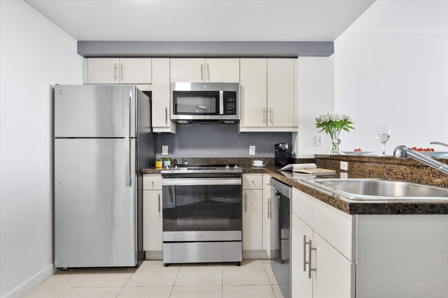 2889 McFarlane Rd in Miami, FL - Building Photo - Building Photo