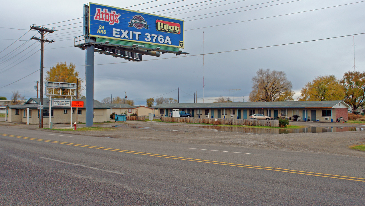 1751 N Oregon St in Ontario, OR - Building Photo