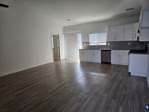 8607 Grandy St, Unit B in Bakersfield, CA - Foto de edificio - Building Photo