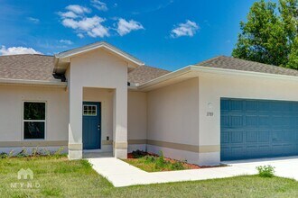 3789 Uriah St in North Port, FL - Foto de edificio - Building Photo