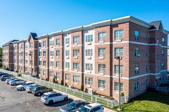 111 Glenwood Avenue in East Orange, NJ - Foto de edificio - Building Photo