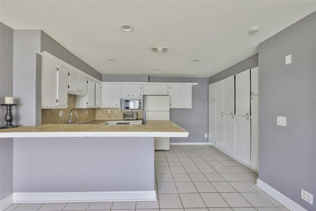 1045 Apollo Beach Blvd in Apollo Beach, FL - Building Photo - Building Photo