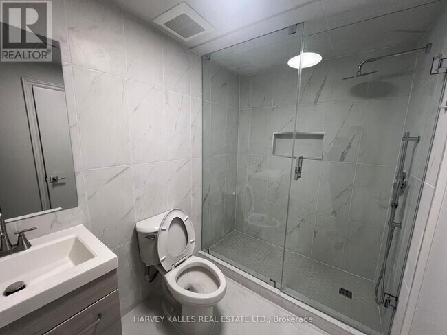 31-31 Robingrove Rd in Toronto, ON - Building Photo - Building Photo