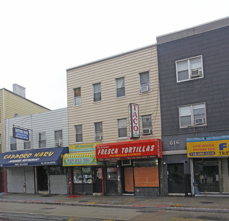 620 Manhattan Ave in Brooklyn, NY - Foto de edificio