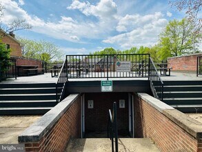 8251 Clifton Farm Ct in Alexandria, VA - Foto de edificio - Building Photo
