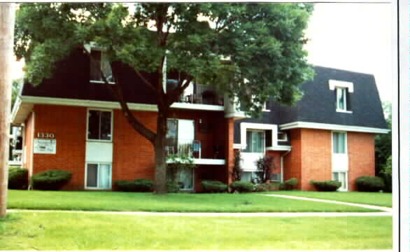 1330 Arthur Ave in Berkeley, IL - Foto de edificio