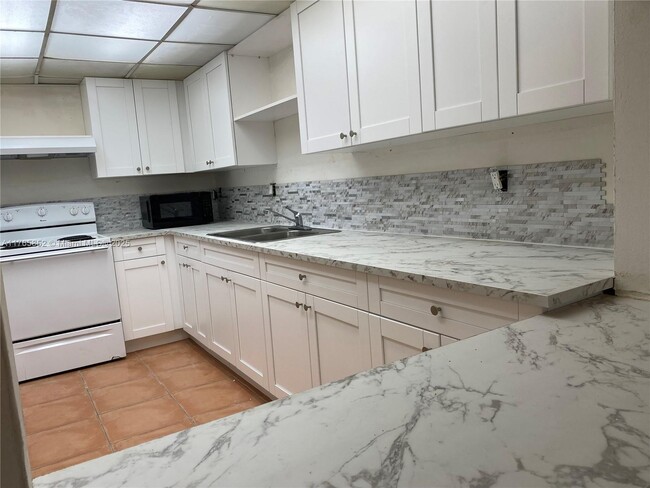 10000 NW 80th Ct in Hialeah Gardens, FL - Building Photo - Building Photo