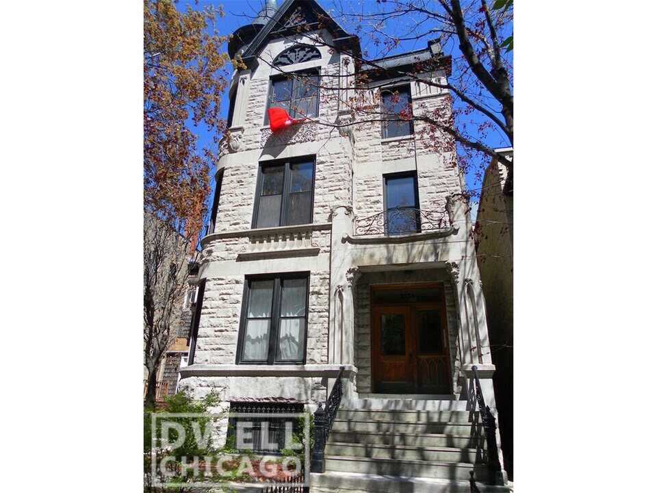 2130 W Concord Pl, Unit G in Chicago, IL - Building Photo